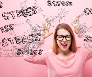 Une femme exprimant du stress au travail et de l'exaspération, avec le mot "stress" répété en arrière-plan.