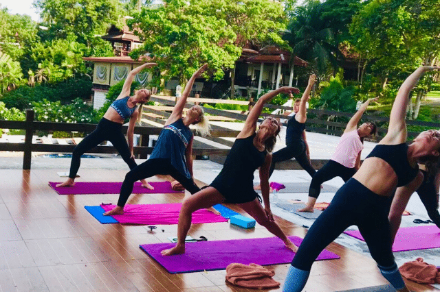 Femmes pratiquant le yoga avec Caroline, une enseignante en reconversion professionnelle.