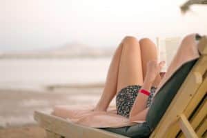 Femme au bord de la plage qui profite des vacances pour faire le point sur sa carrière
