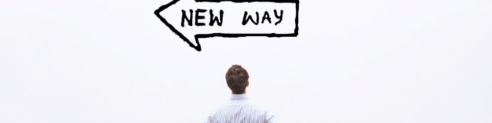 Homme regardant vers de nouvelles opportunités avec la pancarte 'New Way', symbole de changement de métier et d'exploration de carrière.