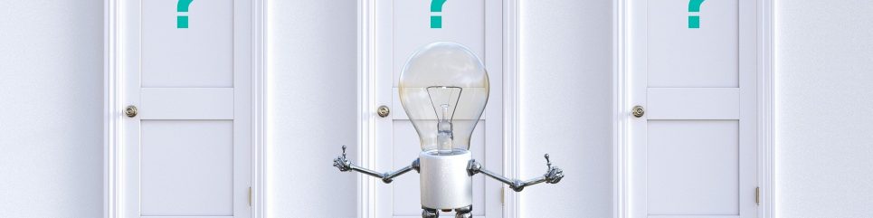 Symbole de l'épanouissement professionnel : une ampoule posée sur des jambes croisées devant cinq portes ouvertes, représentant les opportunités découlant d'un bilan de compétences.